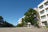 横浜市立谷本小学校390m通学路がわかりやすく、お子様の毎日の登下校も安心な距離にあります。落ち着いた教育環境が整っており、子育て世代のファミリーにもおすすめの立地です。
