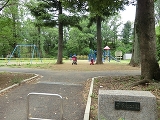 千草台公園430m緑豊かで広い敷地を誇る公園が近く、休日のお散歩やスポーツ、お子様との遊具遊びに最適です。四季折々の自然を感じながらリフレッシュできる空間です。