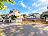 ゆったりとした街並みが印象的な現地周辺。道路沿いには緑が点在し、住宅街らしい落ち着いた雰囲気が広がっています。