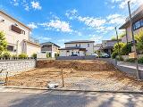 前面道路から見た現地の様子。周囲には整った住宅街が広がり、すっきりとした印象です。現地を訪れることで街の雰囲気もより具体的に感じられます。