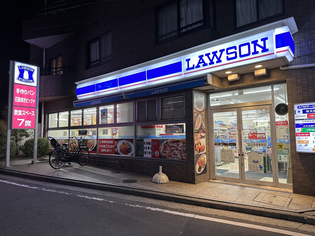 ローソン 白楽駅西口店560m徒歩7分 手作りパンや石窯焼きピザなど、通常のコンビニ以上に嬉しい品揃え!飲食スペースもございます。