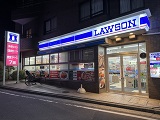 ローソン　白楽駅西口店560m徒歩7分 手作りパンや石窯焼きピザなど、通常のコンビニ以上に嬉しい品揃え！飲食スペースもございます。