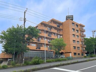 落ち着いたレンガ調の外観。周辺には緑も多く、四季の森公園まで徒歩圏内の自然を身近に感じられる住環境です。