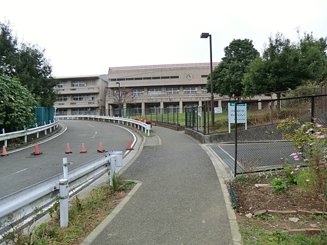 横浜市立中山中学校710m徒歩9分