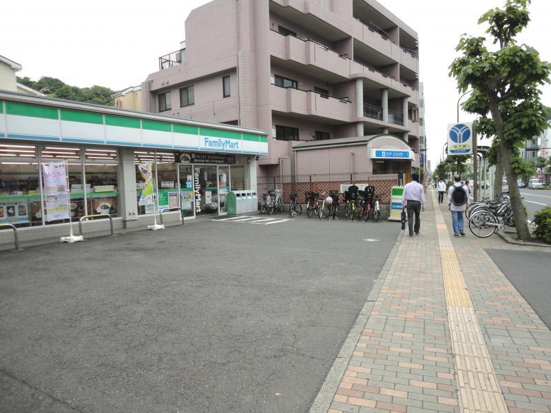 ファミリーマート三ッ沢上町駅前店770m徒歩10分