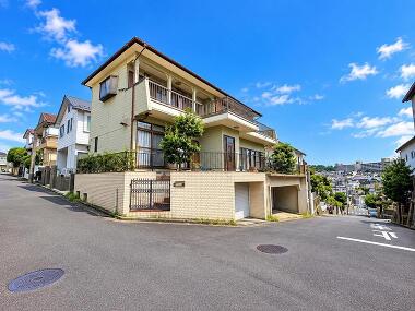 角地ならではの開放感と、高台から広がる街並みが魅力の住環境。前面道路もゆとりがあり、陽当たり・風通しの良さを感じられる立地です。※景観を見やすくするため、電線・電柱等を画像加工により削除しております。